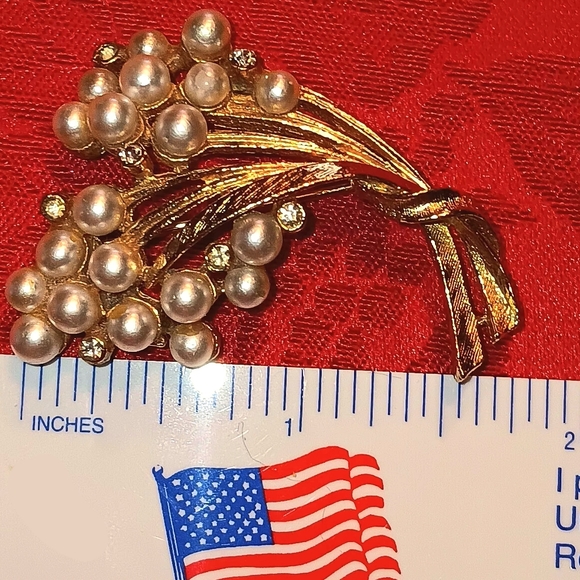 Vintage ART signed gold toned brooch by Mode-Art faux pearls & rhinestones rare - Picture 5 of 7